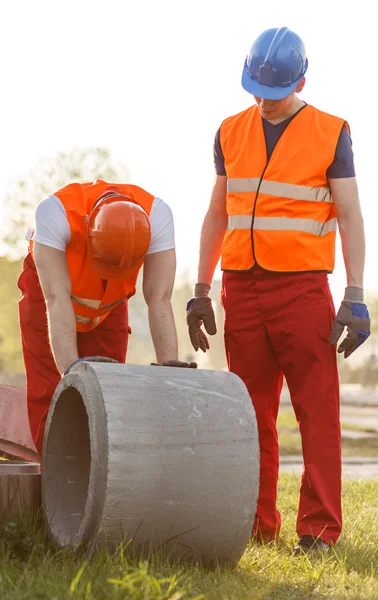 Trabajadores de la construcción trabajando al aire libre —  Fotos de Stock