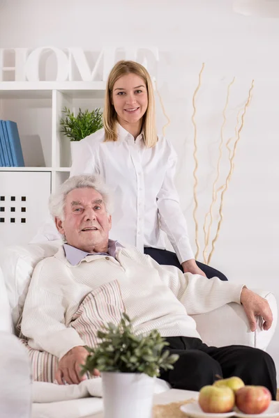 Assistente de cuidados e homem mais velho — Fotografia de Stock