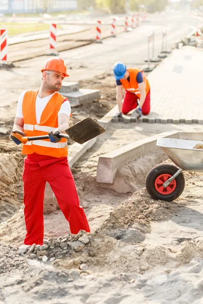 Trabajadores de la construcción construyendo nueva carretera — Foto de Stock