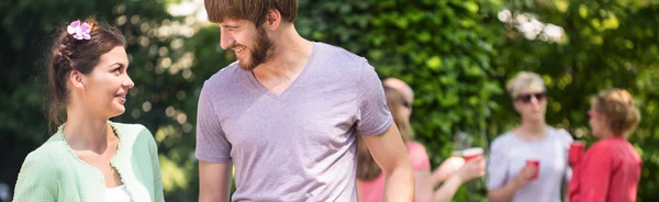 Mann und Frau hängen herum — Stockfoto