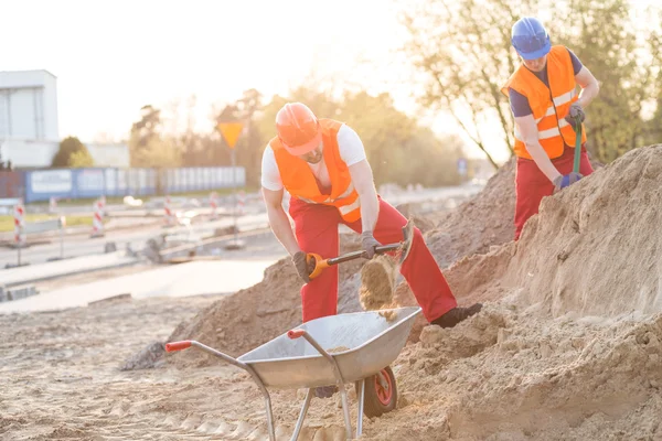 Jovens construtores que trabalham — Fotografia de Stock