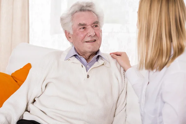 Daughter talking with senior father — Stock Photo, Image