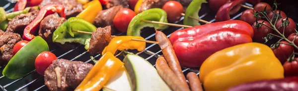 Legumes grelhados coloridos e carne — Fotografia de Stock