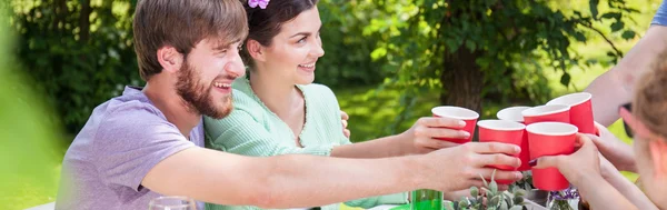 Freunde feiern Sommerzeit — Stockfoto