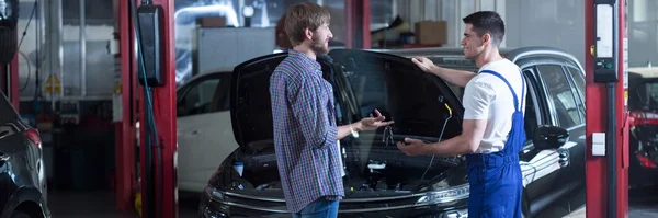 Car mechanic and a car — Stock Photo, Image