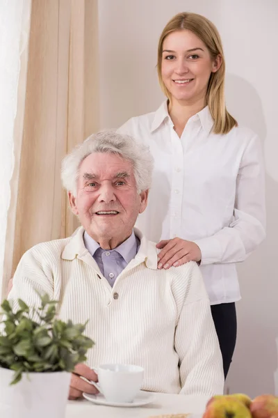 Äldreomsorg assistent och pensionär — Stockfoto