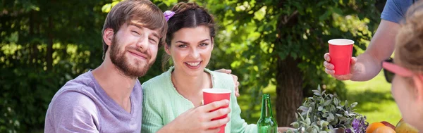 Pareja sonriente disfrutando de vacaciones — Foto de Stock