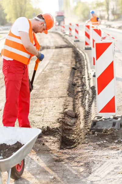 Operaio di strada riparazione strada — Foto Stock