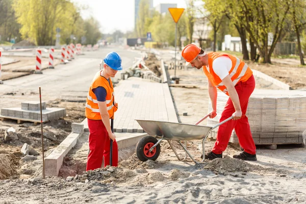 Travailleurs de la construction réparent la route — Photo