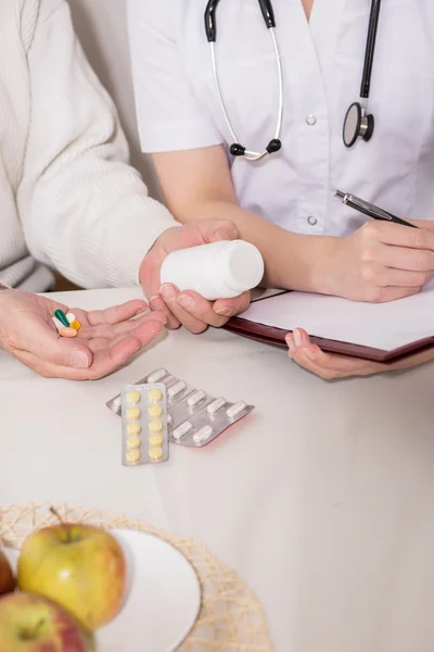 Médico que prescreve medicamentos — Fotografia de Stock