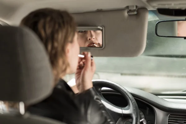 Kobieta kierowca stosowania szminka — Zdjęcie stockowe