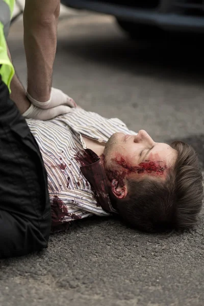 Sanitäter leisten Erste Hilfe — Stockfoto