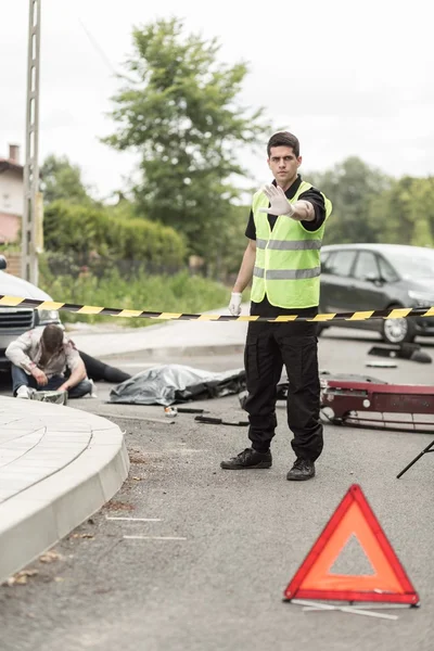 Politieagent op weg ongeval scène — Stockfoto