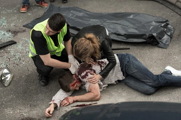 Cadaveri umani per strada — Foto Stock