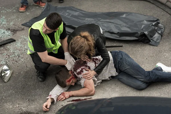 Menschliche Leiche auf der Straße — Stockfoto