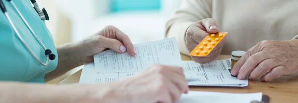 Tar alla mediciner — Stockfoto