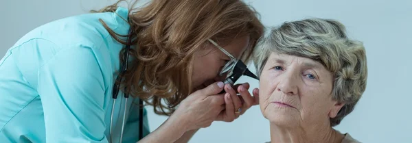 Pessoa idosa exame auricular — Fotografia de Stock