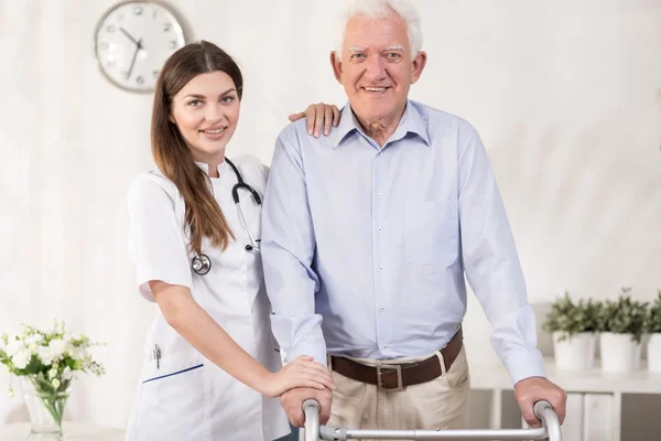 Werken in een bejaardentehuis — Stockfoto