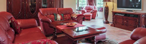 Sofá de couro na sala de estar de luxo — Fotografia de Stock