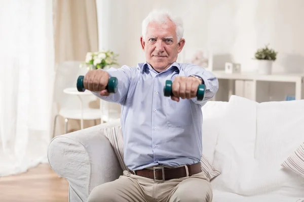 Homem sênior exercitando com halteres — Fotografia de Stock