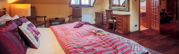 Удобная двуспальная кровать — стоковое фото