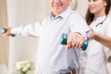 Emekli dumbbells ile eğitim
