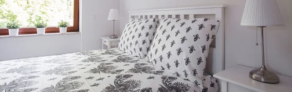 快適なモダンなベッド — ストック写真