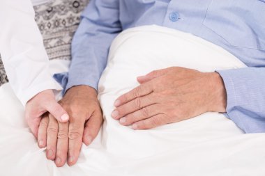 Hemşire destekleyen eski erkek hasta