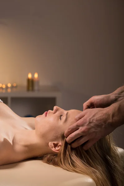 Розслаблюючий масаж голови — стокове фото
