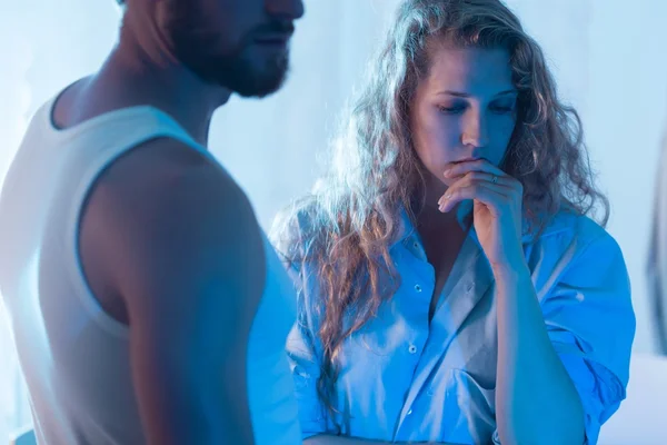 Man breaking up with girlfriend — Stock Photo, Image