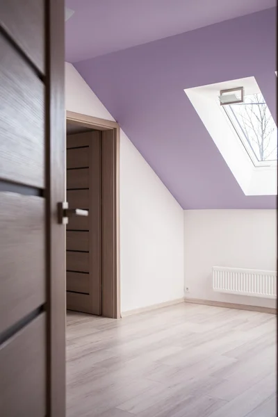 Attic room painted in violet — Stock Photo, Image