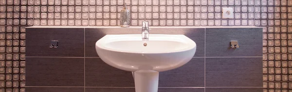 Keramik-Waschbecken im luxuriösen Badezimmer — Stockfoto