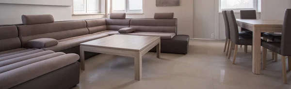 Ogromny zamszu sofę w salonie — Zdjęcie stockowe