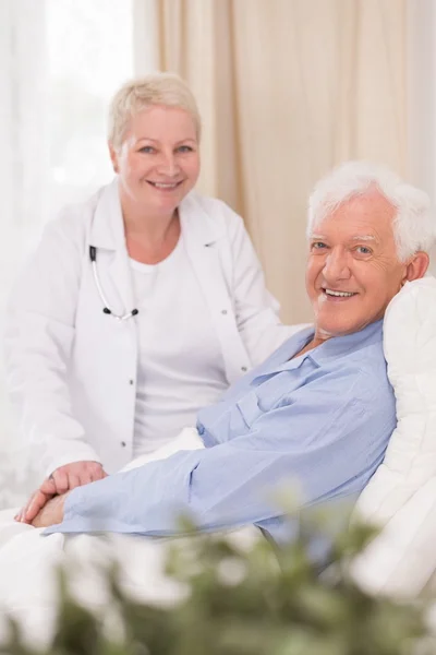 Lächelnder Patient der Geriatrie — Stockfoto