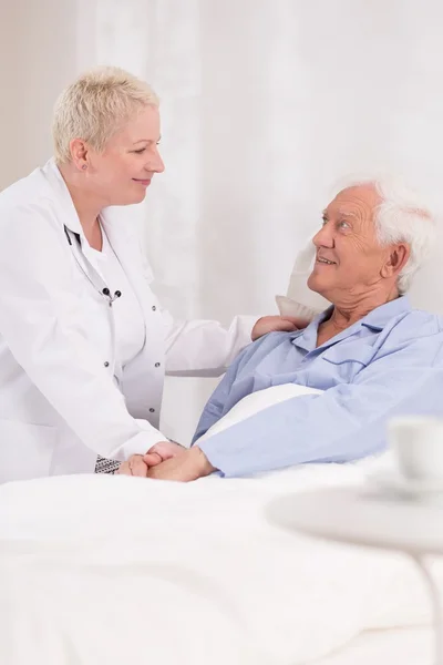 Krankenschwester kümmert sich um Patienten — Stockfoto