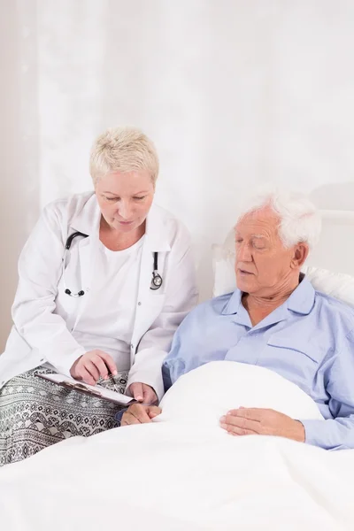 Doctor interviewing patient before operation — Stock Photo, Image