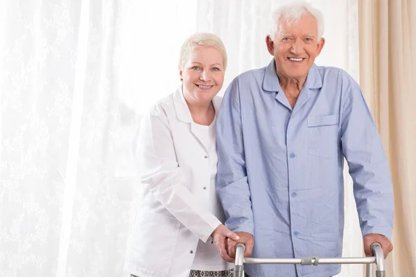 Sygeplejerske hjælper patienten - Stock-foto