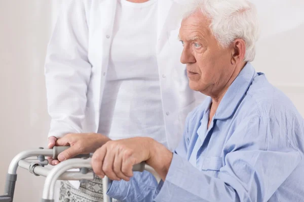 Paciente idoso com problema de deambulação — Fotografia de Stock