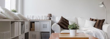 Beyaz mobilya ile rekreasyon alanı