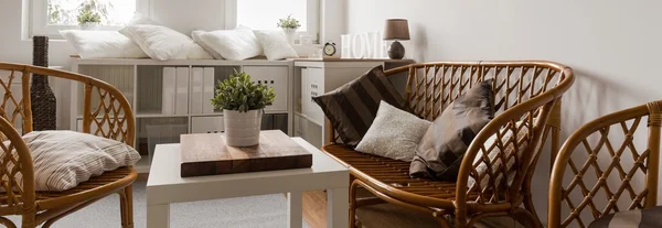 Elegant wicker soffa och stolar — Stockfoto