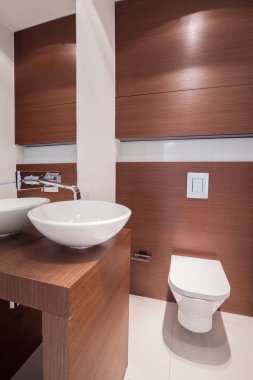 Banyoda zarif beyaz fikstür