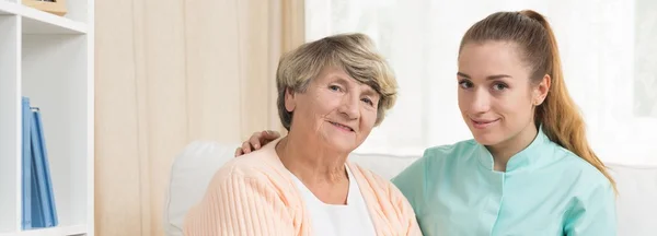 Donna anziana e assistente sociale — Foto Stock