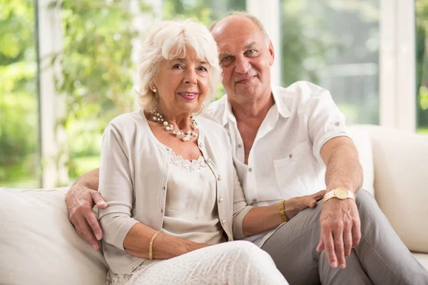Amorösa äldre par — Stockfoto