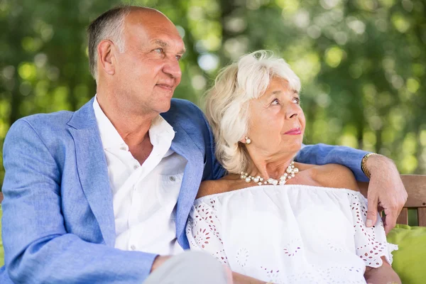 Marriage sitting on the bench — Stock Photo, Image