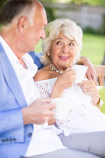 Beber café al aire libre — Foto de Stock