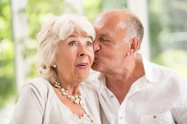 Kissing on the cheek — Stock Photo, Image