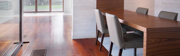 Rymlig interiör med matbord — Stockfoto