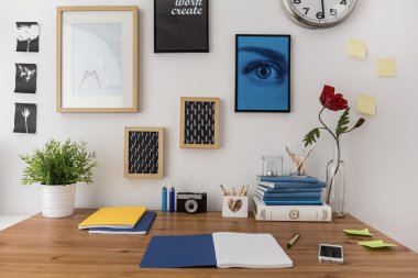 Masanın üstünde açık defter