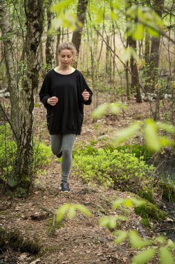 ormanda koşu kadın