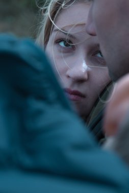 Askeri kocası için eksik kadın